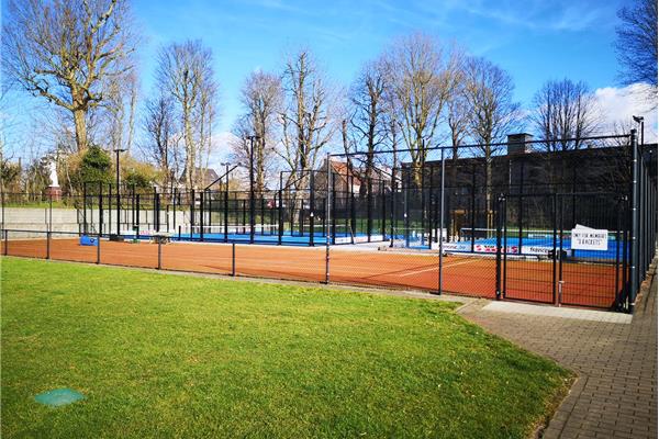 Aanleg kunstgras hockeyveld en tennisvelden in zandkunstgras Redcourt - Sportinfrabouw NV